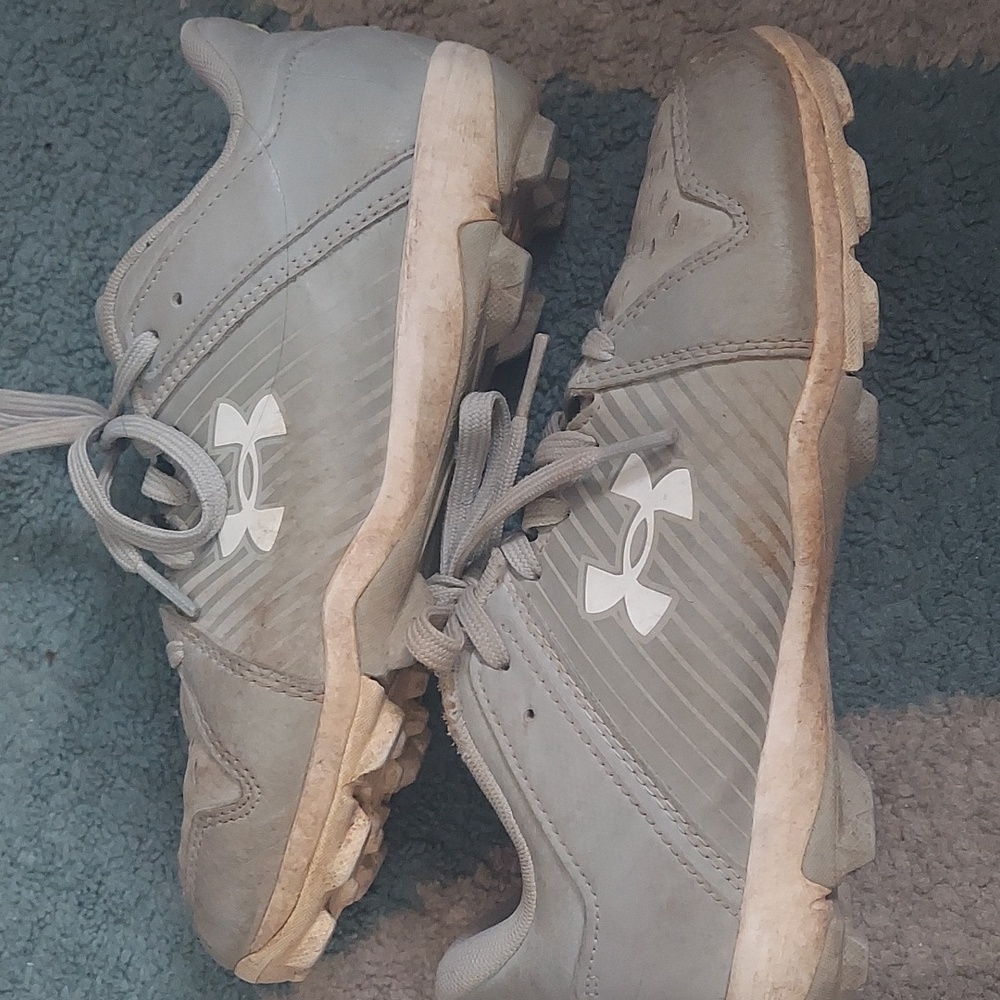 Under Armour Light Gray Spikes/Cleats 3Y